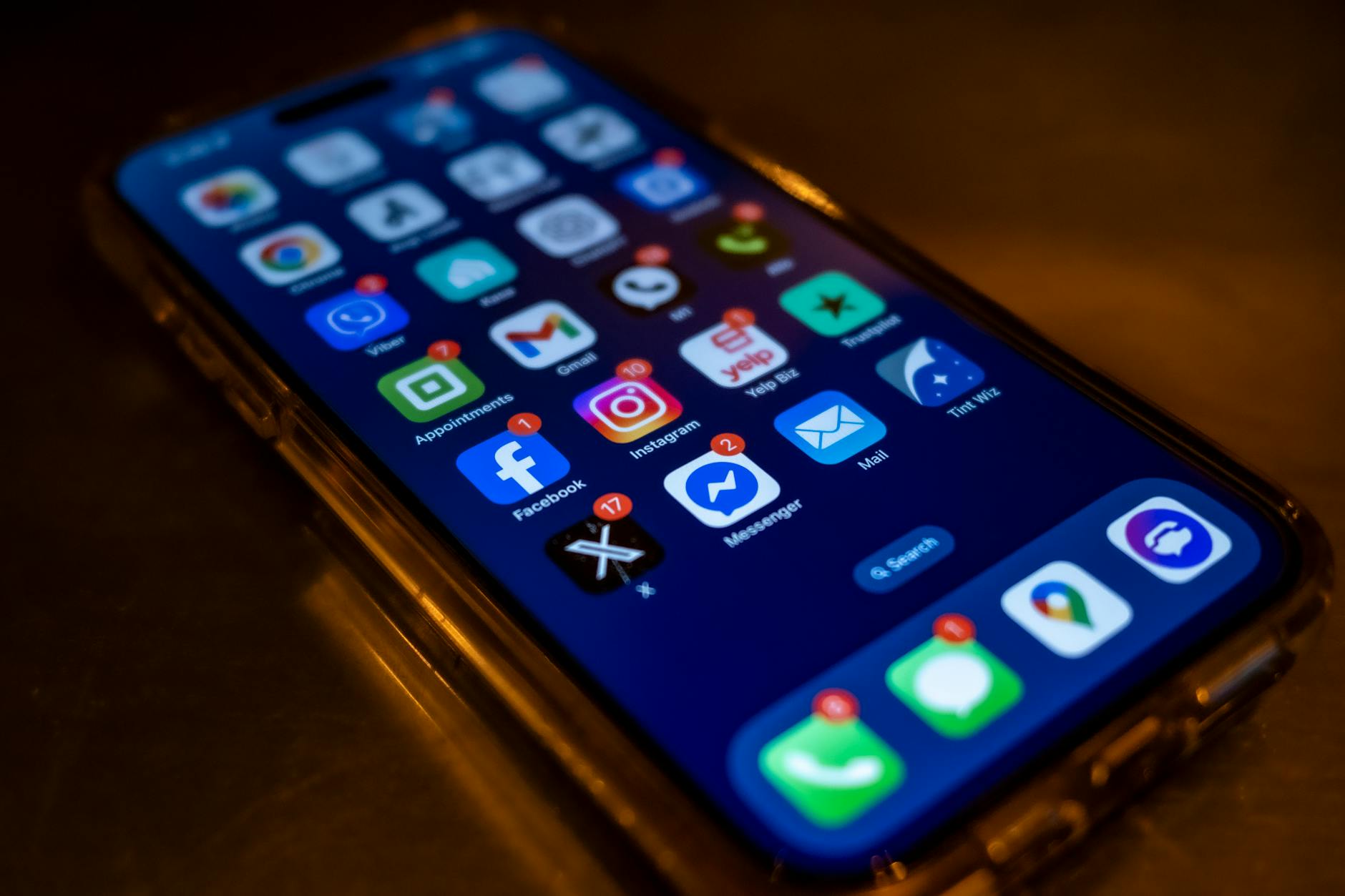 Reactive Marketing on TikTok algorithm interface 2026