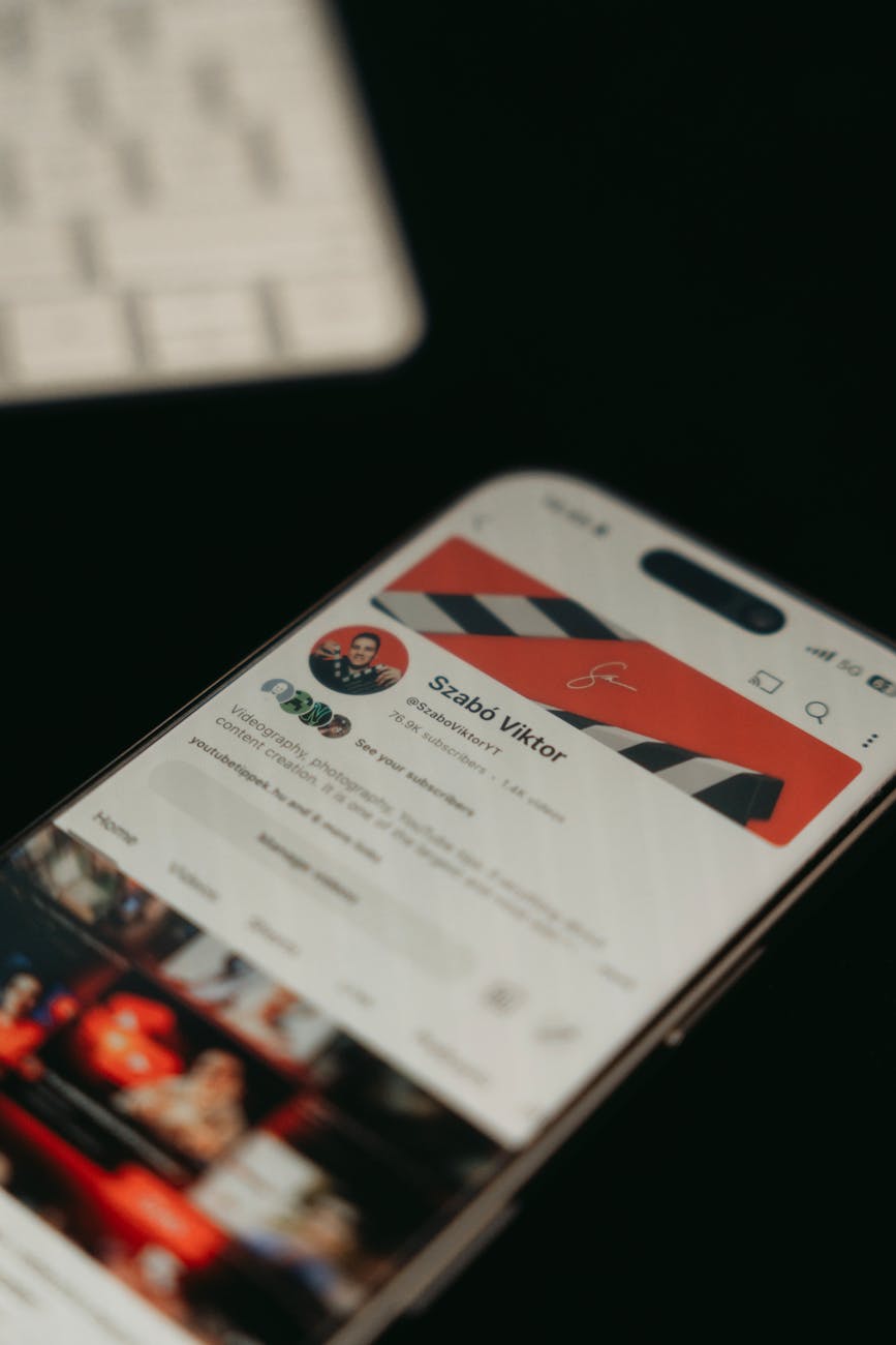 Professional thumbnail design examples showing high-contrast colors and emotional faces